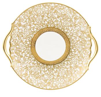 Cake dish with hands white - Raynaud